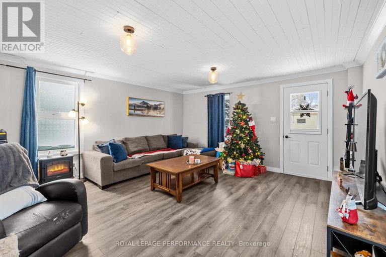 29182653/6-spring-street/maxville/north-glengarry/ontario/K0C1T0_14