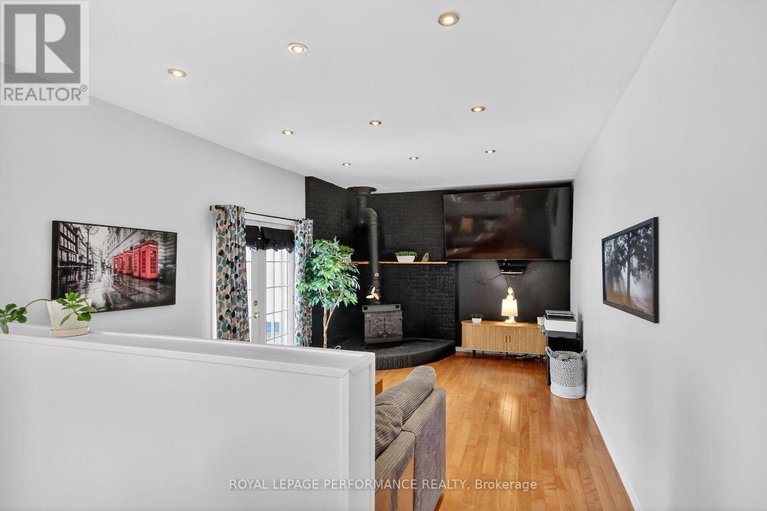 29573555/107-dunlop-crescent/village-of-russell/russell/ontario/K4R1B3_21