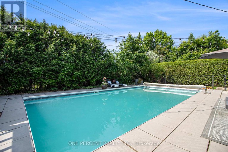 28684003/1042-harkness-avenue/riverside-park/ottawa/ontario/K1V6P2_30
