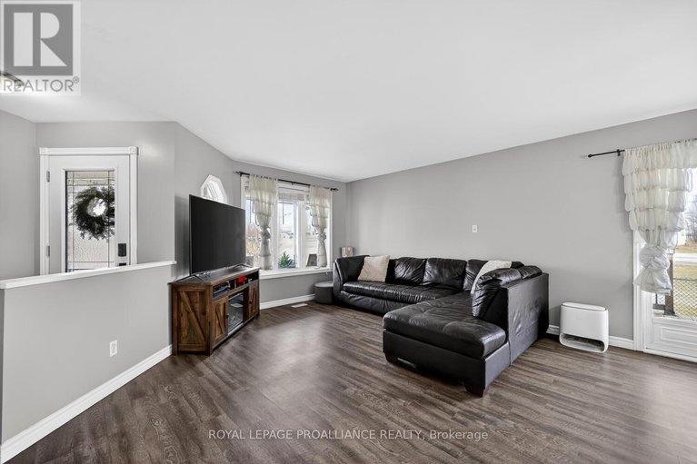 29557467/5500-meadowbrook-drive/iroquois/south-dundas/ontario/K0E1K0_8