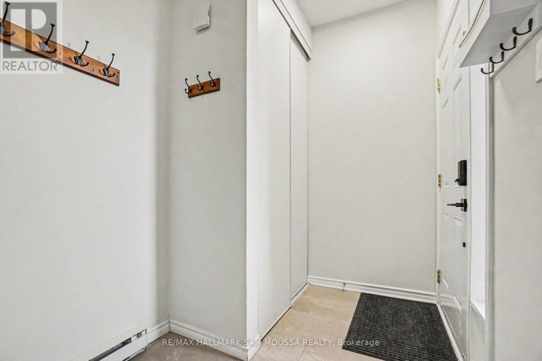 29672531/28c-woodvale-green/craig-henrywoodvale/ottawa/ontario/K2G4H4_5