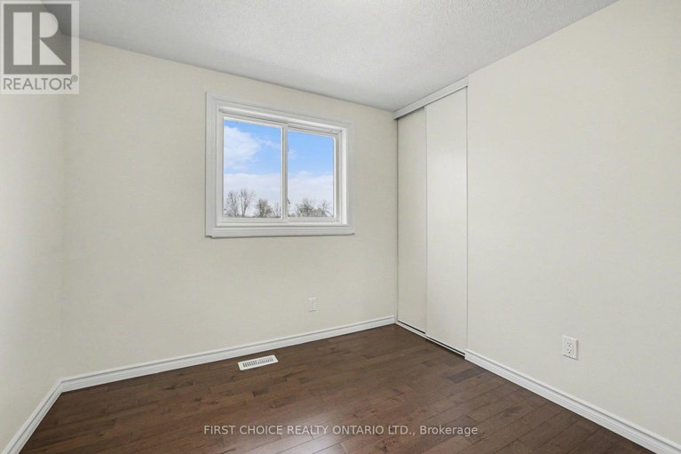 29457498/883-lawnsberry-drive/chatelaine-village/ottawa/ontario/K1E1Y2_14