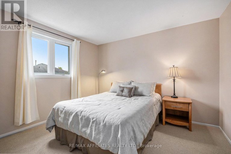 29027617/1315-prestone-drive/bilberry-creekqueenswood-heights/ottawa/ontario/K1E2Z2_17