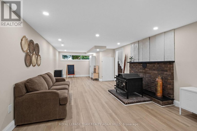 28834726/1095-boucher-crescent/manotick-south-to-roger-stevens/ottawa/ontario/K4M1B3_31