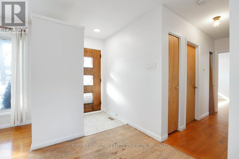 29327348/7-attwood-crescent/city-viewskylinefisher-heightsparkwood-hills/ottawa/ontario/K2E5B1_7