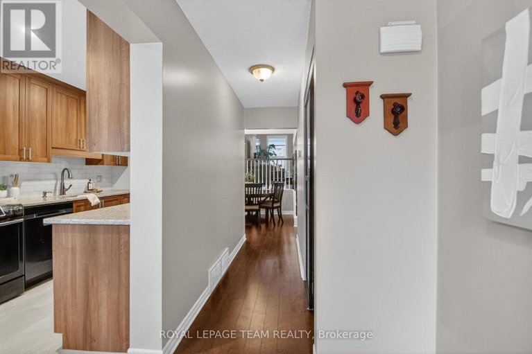 29608683/8-gowrie-drive/glencairnhazeldean/ottawa/ontario/K2L2S4_5