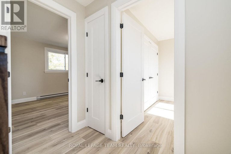 28975666/40-beach-avenue/iroquois/south-dundas/ontario/K0E1K0_21