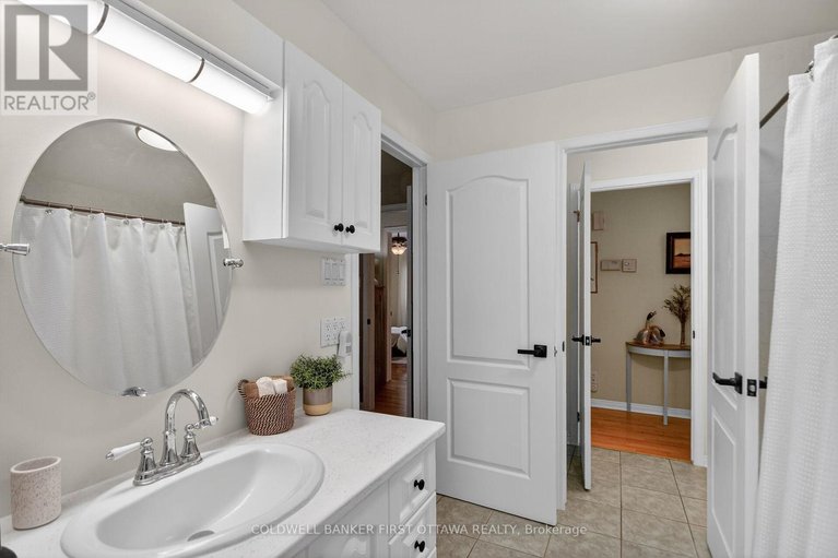 29480327/2960-ernside-crescent/cumberland-estates/ottawa/ontario/K4C1B6_17