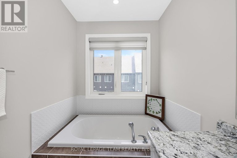 28564716/526-edenwylde-drive/remainder-of-stittsville-area/ottawa/ontario/K2S2K4_26