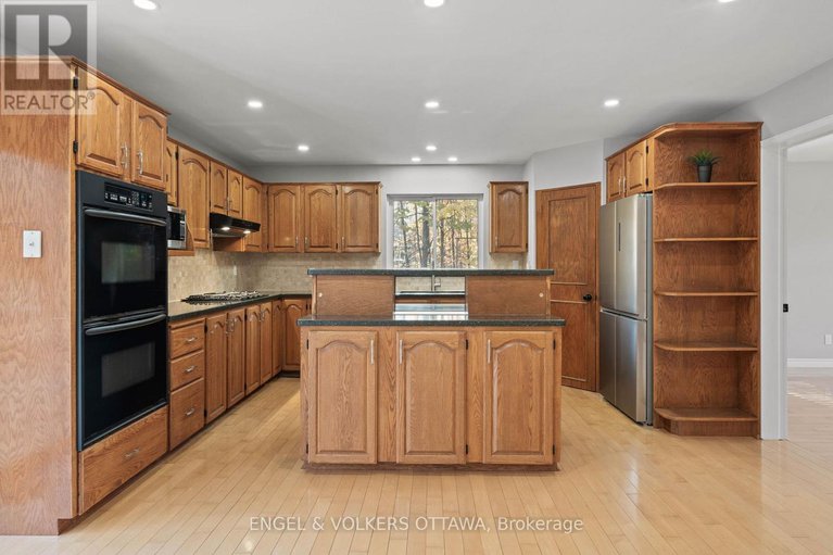 29015610/4720-whispering-willow-drive/sarsfieldbearbrook/ottawa/ontario/K4B1J1_10