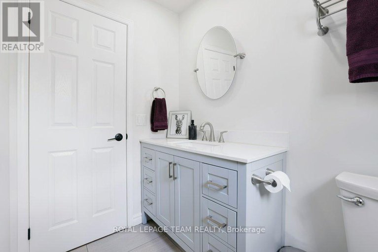 28522929/8-black-rivers-place/bridlewood/ottawa/ontario/K2M2E2_35