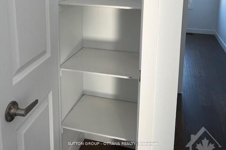 29504345/178-mcclellan-road/sheahan-estatestrend-village/ottawa/ontario/K2H5W1_18