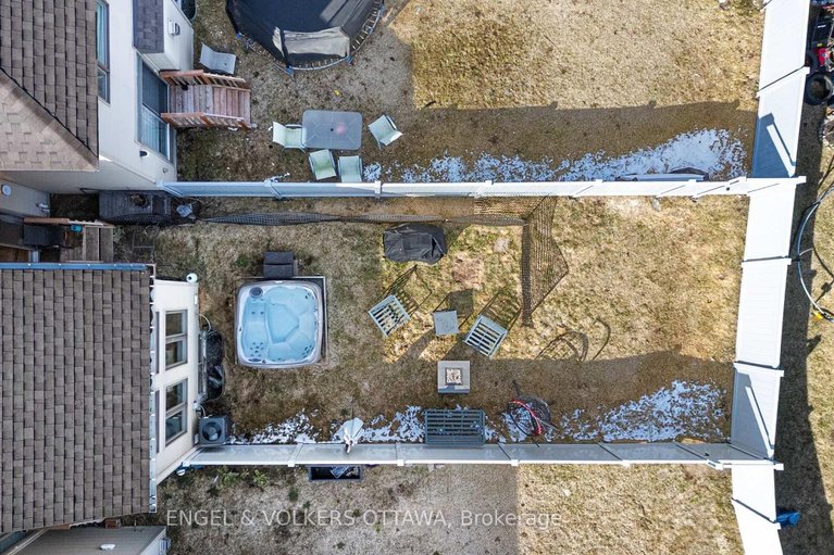 29589198/740-miikana-road/blossom-parkkemp-parkfindlay-creek/ottawa/ontario/K1X0H6_46