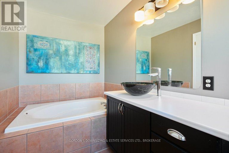 29228348/6370-sablewood-place/chapel-hill/ottawa/ontario/K1C7M3_24