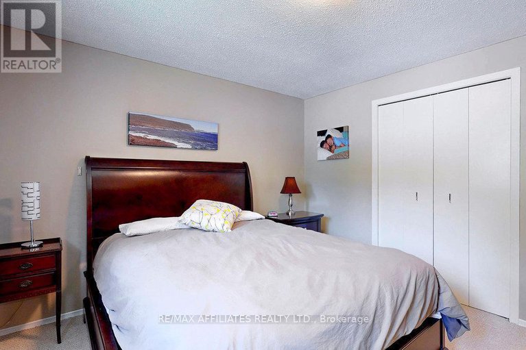 28586266/22-red-maple-crescent/blackburn-hamlet/ottawa/ontario/K1B3Z4_22