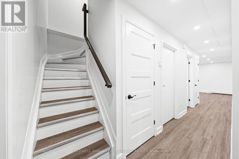 29157123/351-amiens-street/bilberry-creekqueenswood-heights/ottawa/ontario/K1E1P1_22