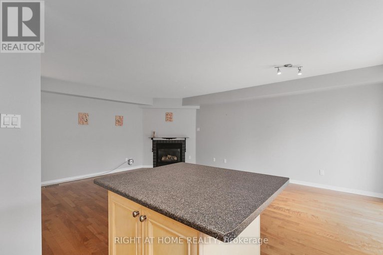 29127565/4-thorburn-private/lower-town/ottawa/ontario/K1N1G4_23