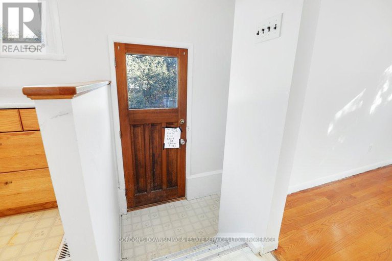 29327348/7-attwood-crescent/city-viewskylinefisher-heightsparkwood-hills/ottawa/ontario/K2E5B1_30