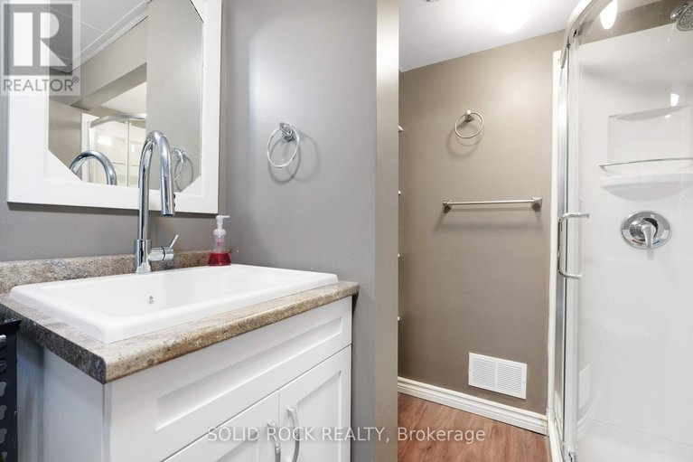 29105318/386-vince-drive/bilberry-creekqueenswood-heights/ottawa/ontario/K1E2E3_32