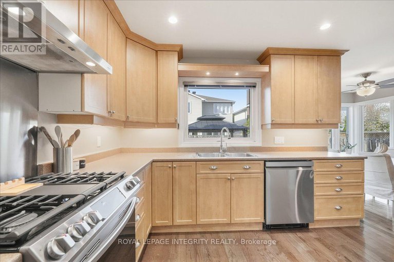 29092161/1406-bouton-dor-way/bilberry-creekqueenswood-heights/ottawa/ontario/K1E3L3_15