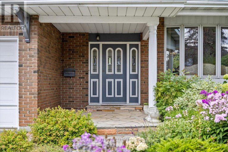 28785482/49-silver-aspen-crescent/blackburn-hamlet/ottawa/ontario/K1B3C3_2