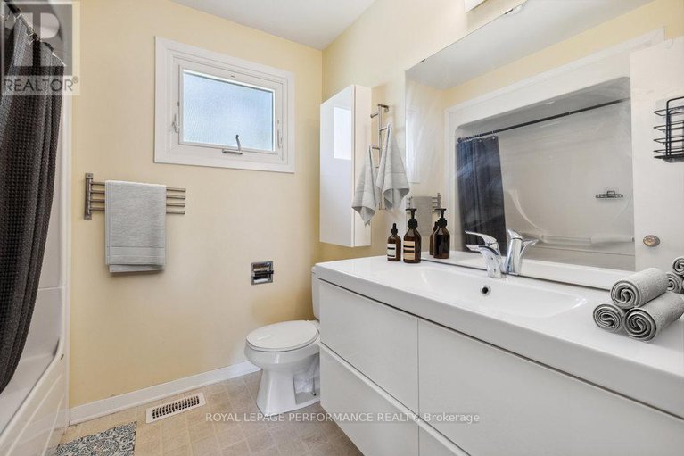 28684001/2045-deerhurst-court/beacon-hill-north/ottawa/ontario/K1J8H2_29