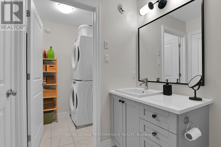 28973137/22-verglas-lane/mer-bleuebradley-estatesanderson-park/ottawa/ontario/K1W0P5_31
