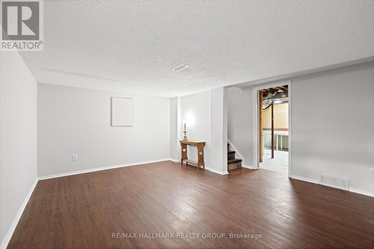 29300116/1083-millwood-court/convent-glen-north/ottawa/ontario/K1C3E9_33