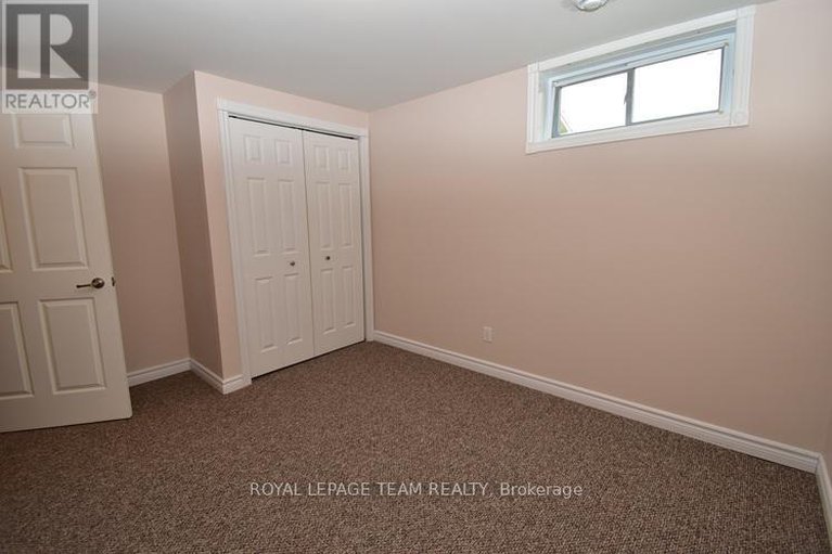 29135893/5516-meadowbrook-drive/iroquois/south-dundas/ontario/K0E1K0_16