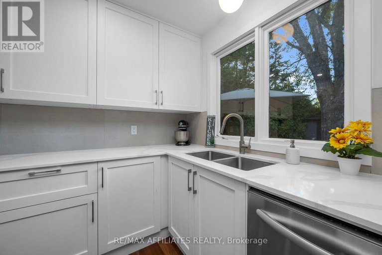 29158864/22-inuvik-crescent/katimavik/ottawa/ontario/K2L1A2_14