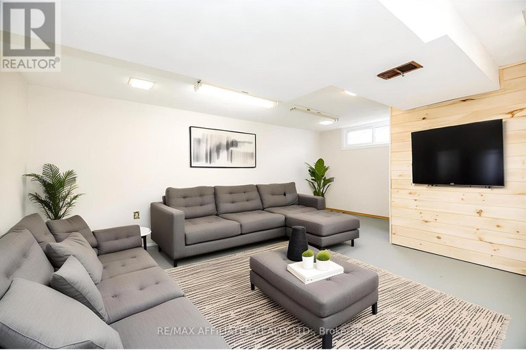 29023598/361-larouche-street/vanier/ottawa/ontario/K1L7L1_20