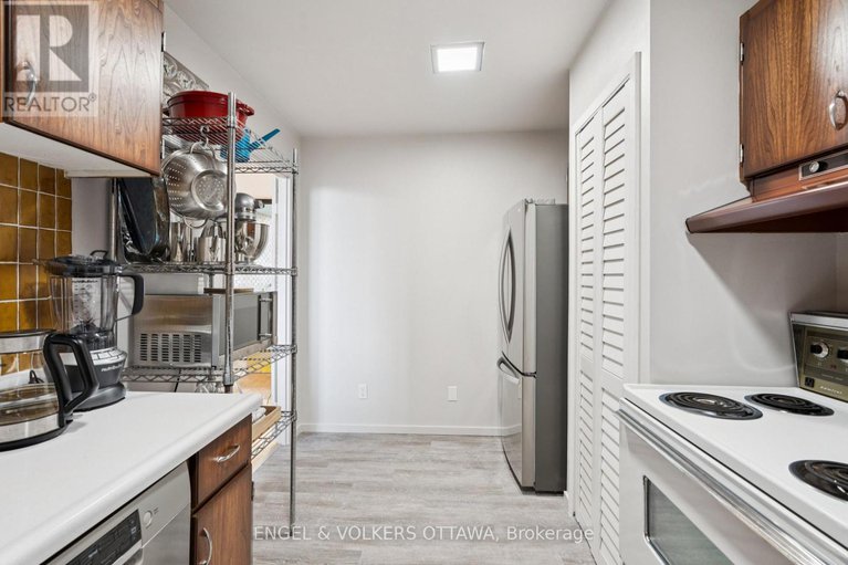 28619826/8a-400-laurier-avenue-e/sandy-hill/ottawa/ontario/K1N8Y2_22