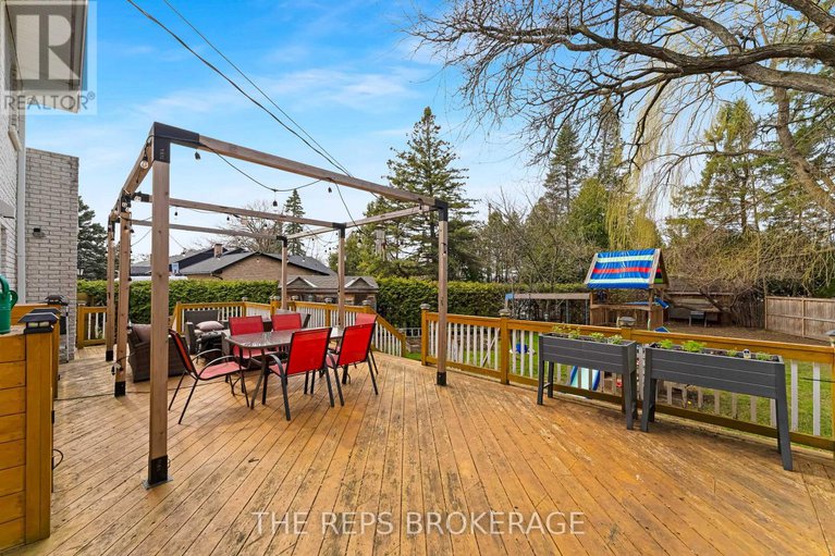 28336978/3062-upper-otterson-place/mooneys-bayrevelstoke/ottawa/ontario/K1V7B6_28