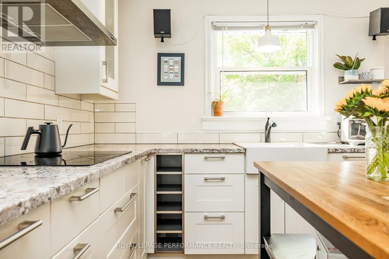 28842718/343-fullerton-avenue/overbrookcastle-heights/ottawa/ontario/K1K1K2_11