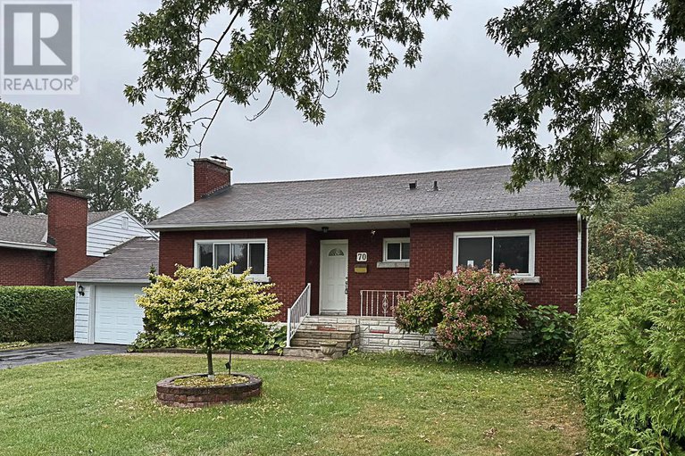 28916019/70-crownhill-street/cardinal-heights/ottawa/ontario/K1J7K8_1