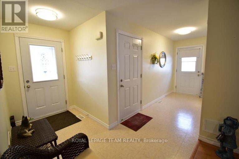 29135893/5516-meadowbrook-drive/iroquois/south-dundas/ontario/K0E1K0_3