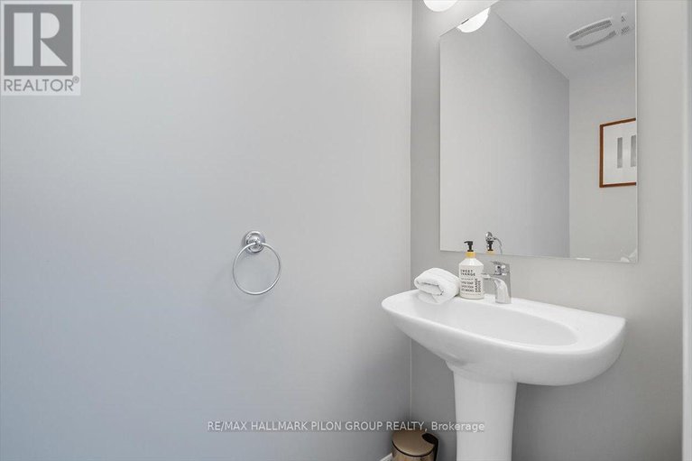 28956956/200-enclave-walk/mer-bleuebradley-estatesanderson-park/ottawa/ontario/K1W0J4_16