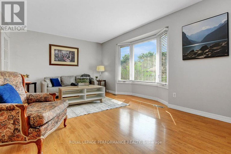28805867/124-des-pins-street/village-of-russell/russell/ontario/K4R1C5_6