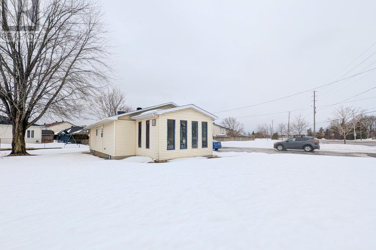 27992134/1632-trim-road/fallingbrookpineridge/ottawa/ontario/K4A3P8_8