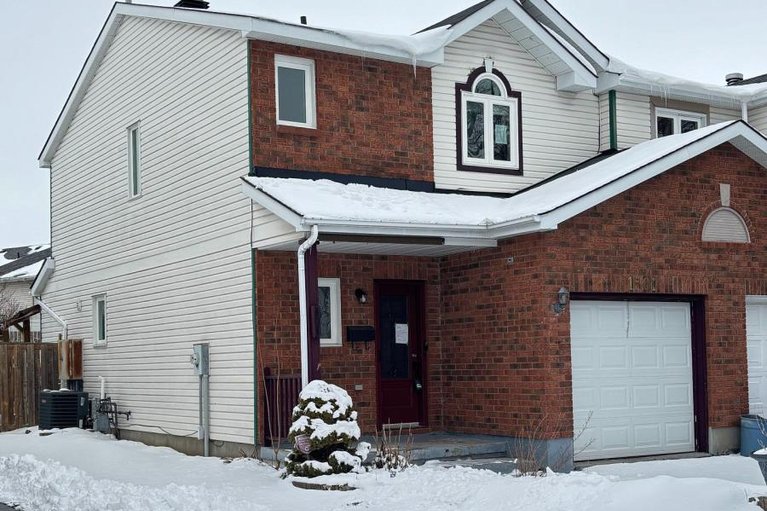 29478854/1501-launay-avenue/fallingbrookpineridge/ottawa/ontario/K4A3S1_1