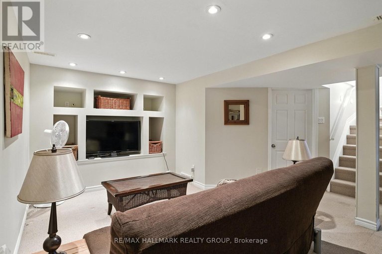 28649205/487-wolffdale-crescent/overbrookcastle-heights/ottawa/ontario/K1K1N6_29