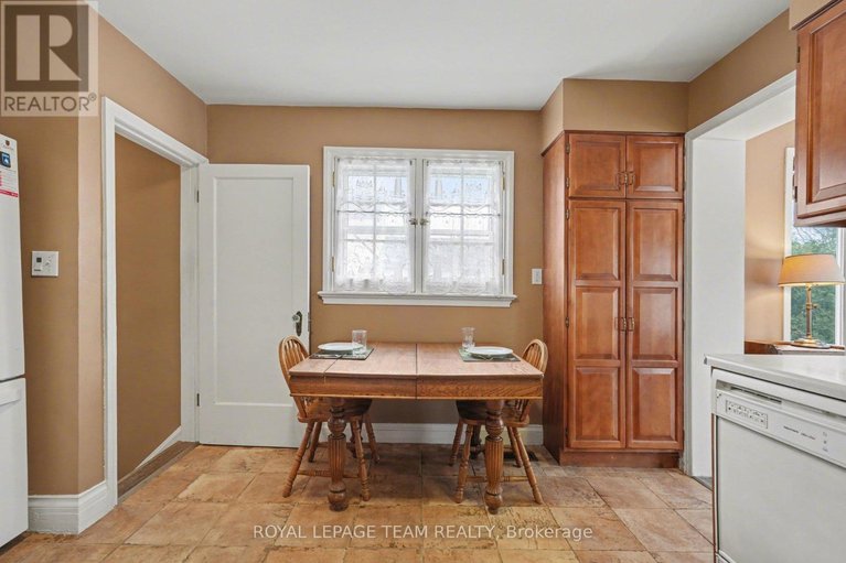 29474751/104-van-buren-street/kemptville/north-grenville/ontario/K0G1J0_16