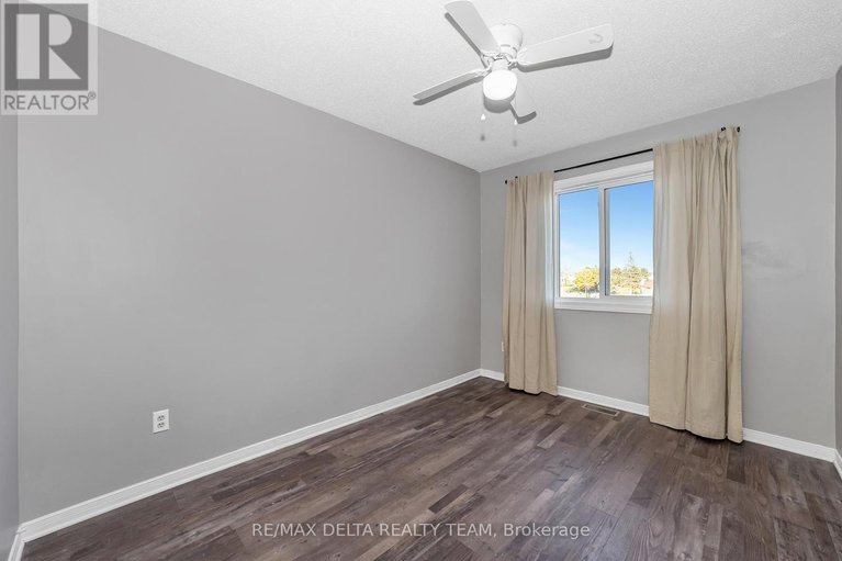 29041515/1423-caravel-crescent/bilberry-creekqueenswood-heights/ottawa/ontario/K1E3P5_16