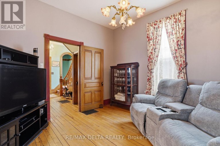 29479728/132-high-street/vankleek-hill/champlain/ontario/K0B1R0_9