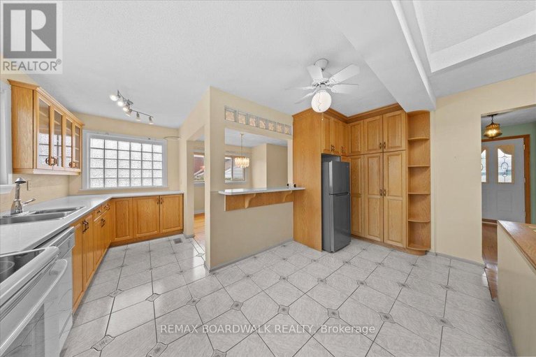 29678881/72-crownhill-street/cardinal-heights/ottawa/ontario/K1J7K8_9