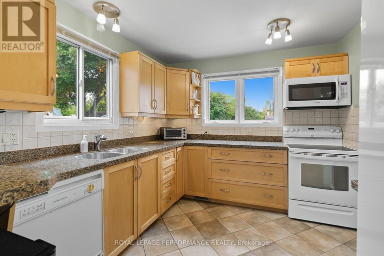 28895549/2463-orient-park-drive/blackburn-hamlet-south/ottawa/ontario/K1B4N2_15
