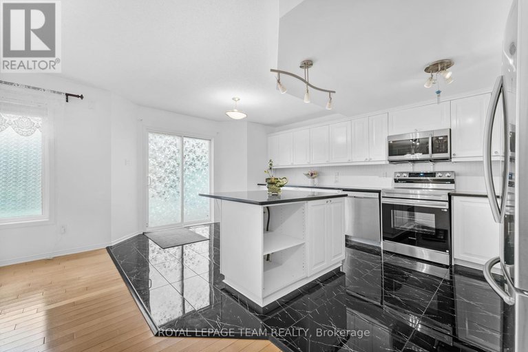 28771341/18-oakham-ridge/morgans-grantsouth-march/ottawa/ontario/K2K3B3_9