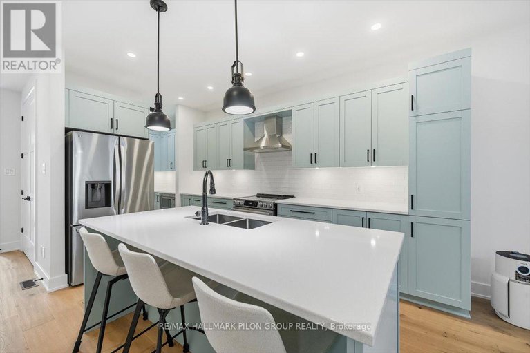 29379151/296-cornice-street/mer-bleuebradley-estatesanderson-park/ottawa/ontario/K1W0R4_4