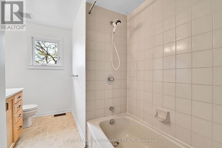 28371665/17-1838-summerfields-crescent/chapel-hill/ottawa/ontario/K1C7B7_26