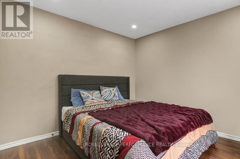 29576627/32-brando-crescent/hunt-club-parkgreenboro/ottawa/ontario/K1T2E3_23